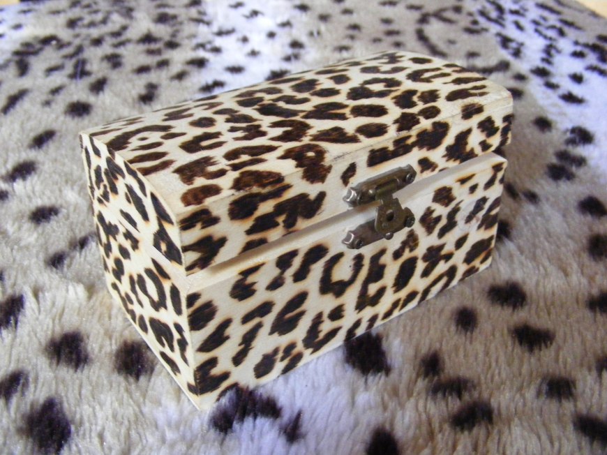 Leopardo. Cajita de madera pirograbada.